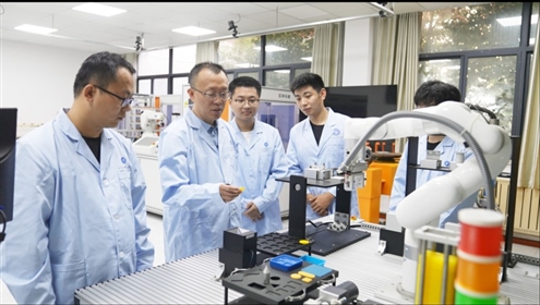 山东科技大学机械电子工程学院院长、教授张强(左一)
